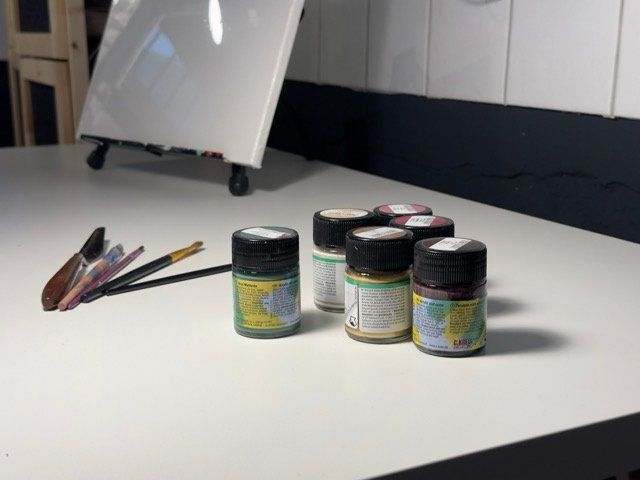 Farben und Pinsel im Werkraum